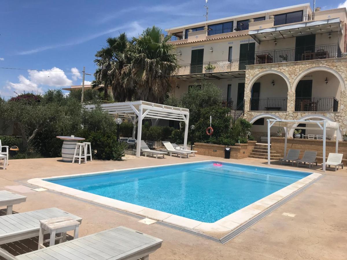 Villa Ceni - Appartamenti Con Camere, Cucina, Wc E Terrazza Sul Mare In Villa Con Piscina, Giardino E Parcheggio Маринела ди Селинунте Екстериор снимка