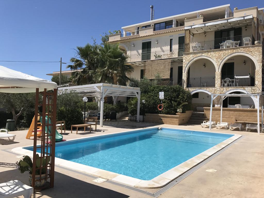 Villa Ceni - Appartamenti Con Camere, Cucina, Wc E Terrazza Sul Mare In Villa Con Piscina, Giardino E Parcheggio Маринела ди Селинунте Екстериор снимка